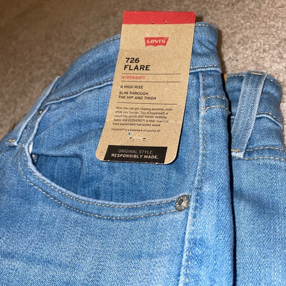 NEW Levi 726 Distessed Jeans - Picture 4 of 6